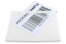 Pochettes porte-documents adhésive en papier - semi transparent: légèrement moins transparent que la version plastique mais toujours parfaitement lisible pour les scanners, par exemple, pour reconnaître les codes | Paysdesenveloppes.ch